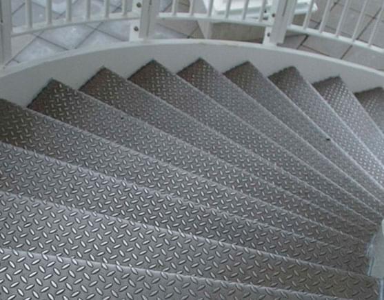 Escaleras elaboradas con lámina antiderrapante.