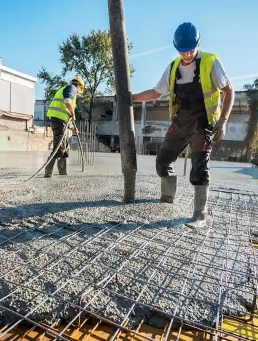 Trabajadores realizando el armado de losa de concreto
