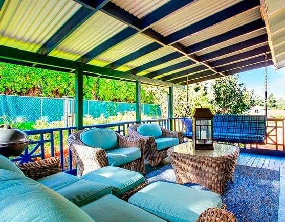 Terraza de una casa con techo de lámina acanalada. Terraza de una casa con techo de lámina acanalada.