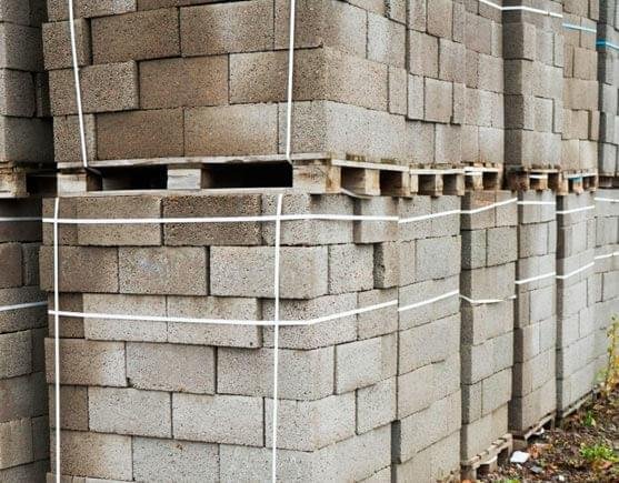 Ladrillos apilados sobre tarima de madera Ladrillos apilados sobre tarima de madera