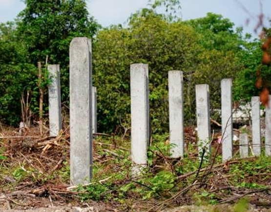 Los postes de concreto son funcionales para el levantamiento de cercas Los postes de concreto son funcionales para el levantamiento de cercas