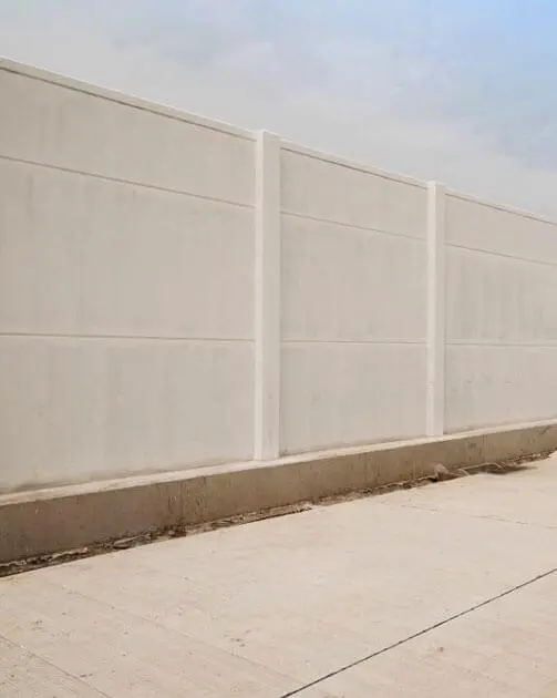 Construcción de una barda prefabricada con cemento y acero. Barda prefabricada delimitando el área de una casa