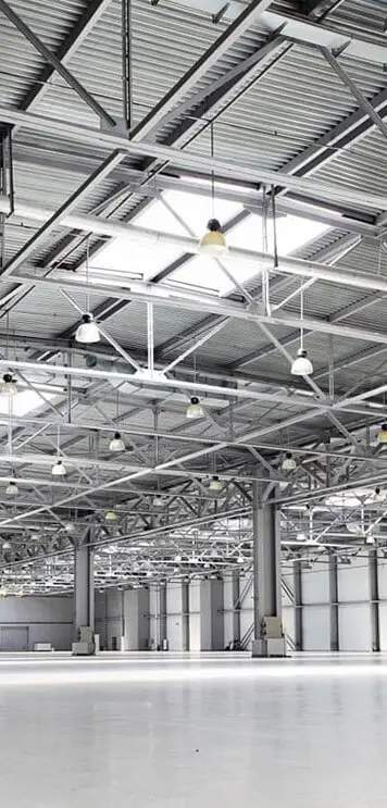 Bodega de lámina con iluminación natural por el techo traslúcido.