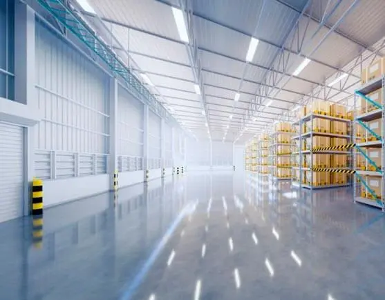 Bodega de lámina iluminada con luz artificial en su interior.