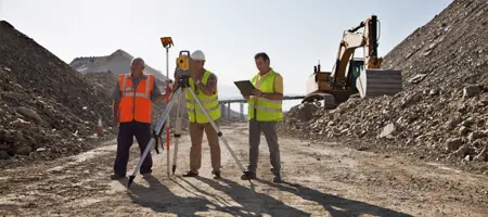 Trabajadores analizando el terreno para la construcción de la bodega