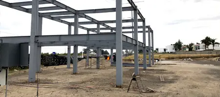 Estructura metálica lista para colocación de muros