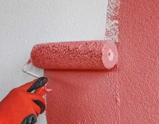 Manchas verdes por humedad en parades de una habitación Aplicación de impermeabilizante para evitar humedad en paredes