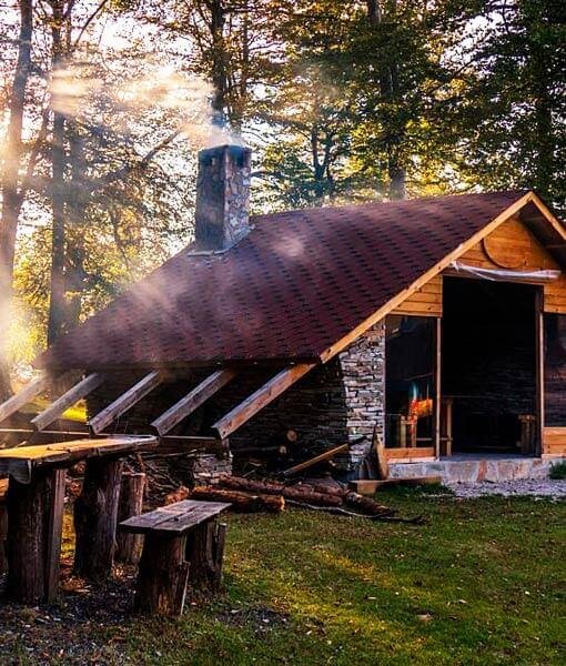 Cabaña con estilo rústico con fachada de teja y piedra Cabaña con estilo rústico con fachada de teja y piedra