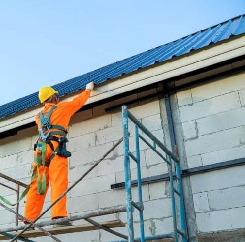 Construcción de casa con techo de lámina y muros de concreto