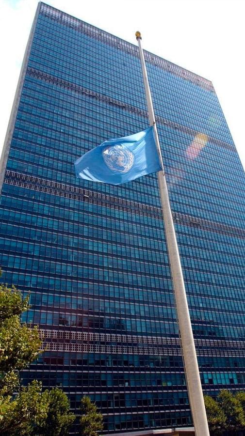 Toma contrapicada del edificio sede de las naciones unidas en Nueva York - Día de las naciones Unidas Toma contrapicada del edificio sede de las naciones unidas en Nueva York - Día de las naciones Unidas