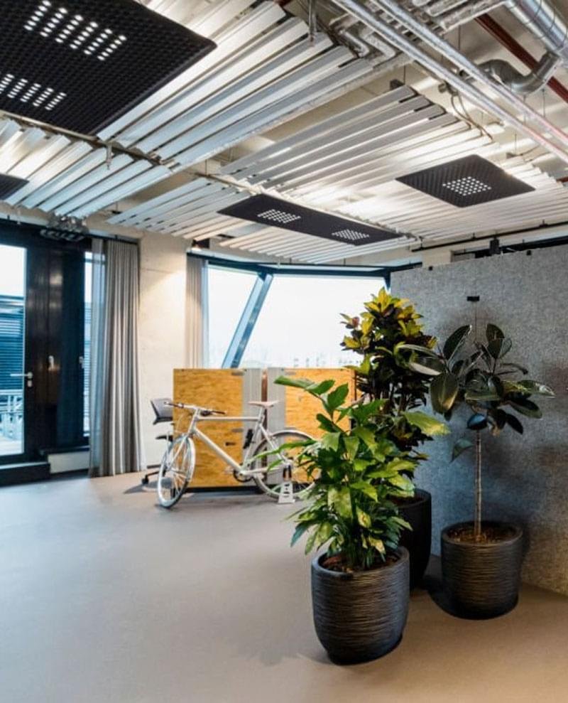 Techo de oficina construido con lámina de acero