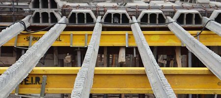 Uso de viguetas en construcción Uso de largueros en obra en construcción