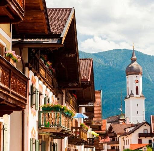 Serie de casas con estilo rústico con balcones y fachadas con teja Serie de casas con estilo rústico con balcones y fachadas con teja