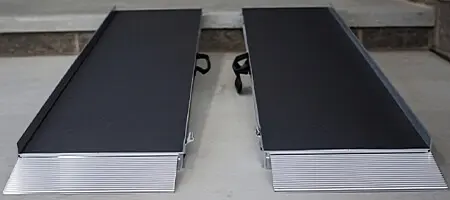 Rampa plegable para personas con discapacidad