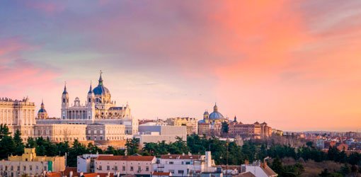 Toma panorámica en la que se aprecia el urbanismo de Madrid durante el atardecer - qué es el urbanismo Toma panorámica en la que se aprecia el urbanismo de Madrid durante el atardecer