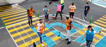 Grupo de personas pintando pasos peatonales Grupo de personas pintando pasos peatonales