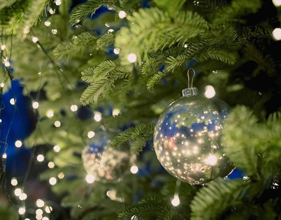 Esfera de navidad con diseno de planeta tierra colgando en un arbolito Esfera de navidad con diseño de planeta tierra colgando en un arbolito