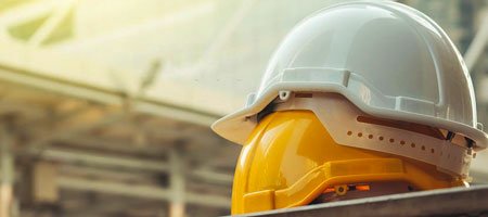Cascos de seguridad apilados en obra en construcción Cascos de seguridad apilados en obra en construcción
