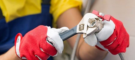 Trabajador usando guantes de protección Trabajador usando guantes de protección