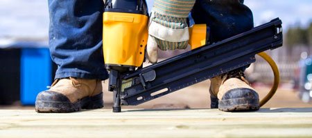 Trabajador utilizando botas de protección en obra Trabajador utilizando botas de protección en obra