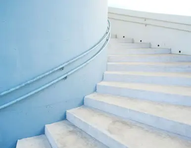 Acercamiento a escalera de caracol con eje de gran tamaño Acercamiento a escalera de caracol con eje de gran tamaño