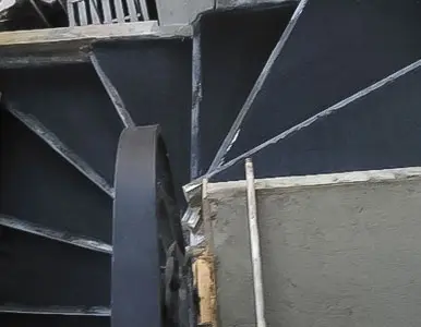 Acercamiento a escalones de escalera abanico negra Acercamiento a escalones de escalera abanico negra