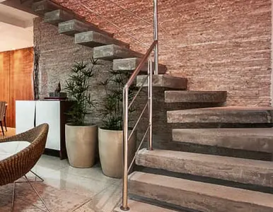 Escalera con escalones volados y barandal de metal Escalera con escalones volados y barandal de metal