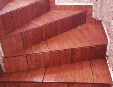 Escalera de abanico con loseta imitación madera Escalera de abanico con loseta imitación madera