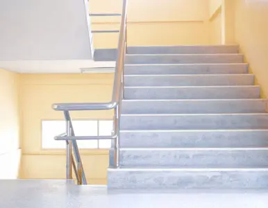 Escalera de concreto con direcciones y barandal de acero Escalera de concreto con direcciones y barandal de acero