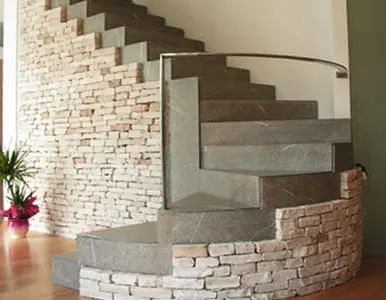 Escalera en abanico de concreto con escalones rectos Escalera en abanico de concreto con escalones rectos