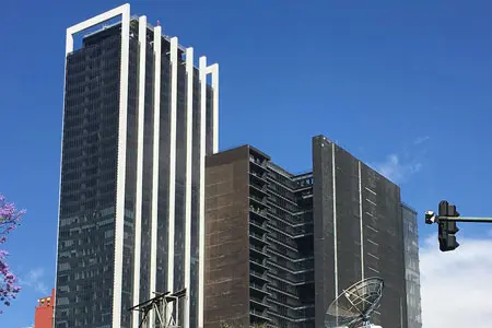 Vista de la Torre Reforma Latino desde el nivel del suelo
