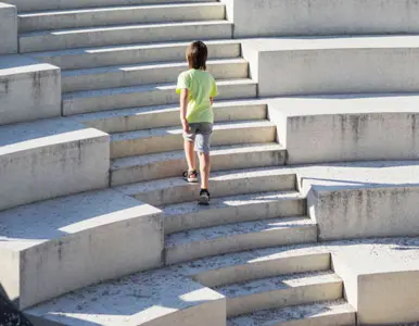 Niño ascendiendo por escalera con escalones increscendo Niño ascendiendo por escalera con escalones increscendo