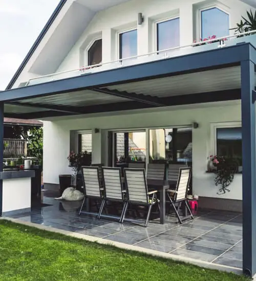 Patio con techo de lámina acanalada