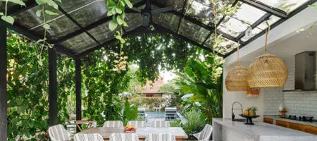 Techo de policarbonato celular colocado en el patio de una casa Techo de policarbonato celular colocado en el patio de una casa