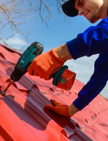 Trabajador instalando techo de lámina galvateja en casa Trabajador instalando techo de lámina galvateja en casa