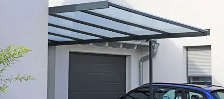 Cochera cubierta con pérgola de acero y policarbonato Cochera cubierta con pérgola de acero y policarbonato