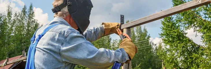 Hombre soldando estructura de acero para pérgola Hombre soldando estructura de acero para pérgola