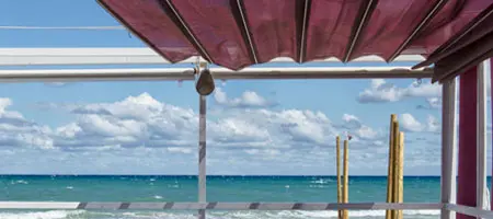 Pérgola con lona corrediza roja en terraza Pérgola con lona corrediza roja en terraza