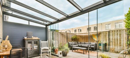 Pérgola de acero con techo de policarbonato sólido Pérgola de acero con techo de policarbonato sólido