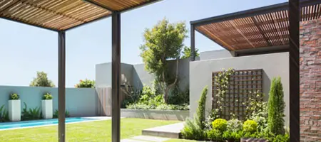 Pérgola fabricada con acero y madera Pérgola fabricada con acero y madera