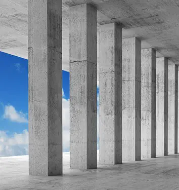 Vista lateral de columnas en construcción de concreto en obra