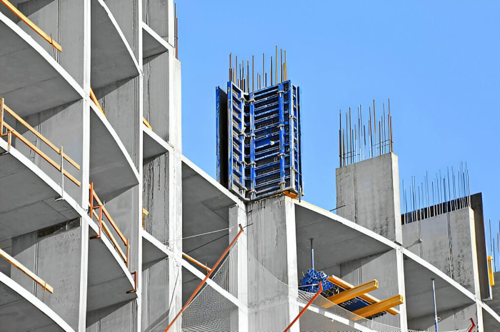Vista a una columna L de un edificio en construcción