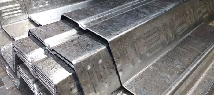Acercamiento a láminas losacero con acabado galvanizado
