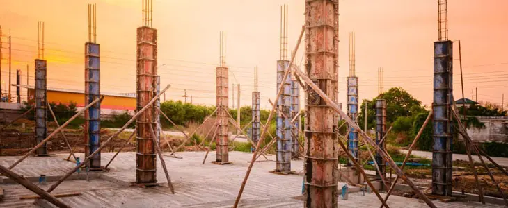 Proceso de colado de columnas en construcción