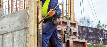 Trabajador retirando cimbra de muro