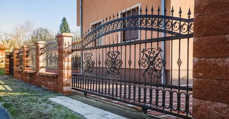 Bardas parciales siendo construidas en una casa, combinan materiales como blocks de concreto y trabajos de herrería Bardas parciales siendo construidas en una casa, combinan materiales como blocks de concreto y trabajos de herrería