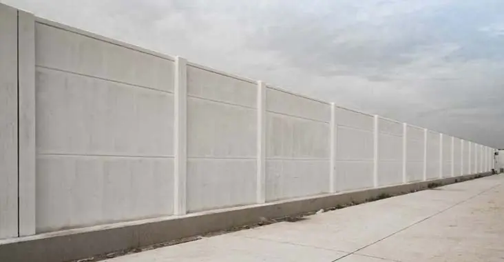 Cerca perimetral de concreto prefabricada para una casa en zona residencial Cerca perimetral de concreto prefabricada para una casa en zona residencial