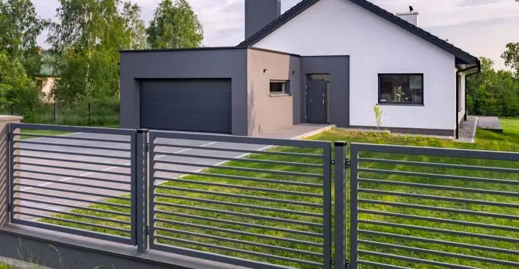 Las cercas perimetrales modernas para casa siendo construidas con soleras de acero y ptr para acabados más limpios y uniformes Las cercas perimetrales modernas para casa siendo construidas con soleras de acero y ptr para acabados más limpios y uniformes