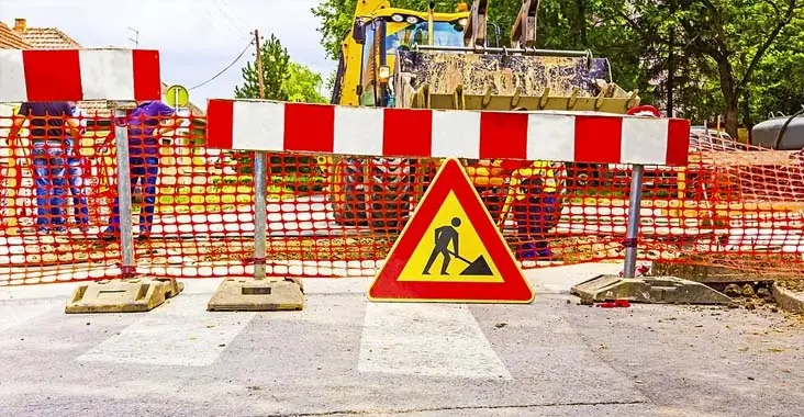 Reja de vinil flexible siendo instalada en zonas de construcción de casas como cerca perimetral de señalización Reja de vinil flexible siendo instalada en zonas de construcción de casas como cerca perimetral de señalización