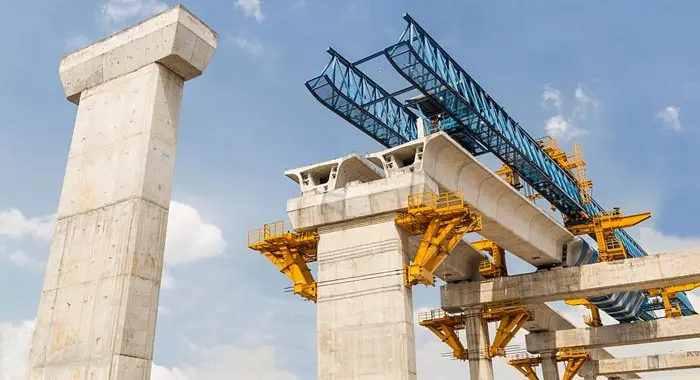 Cimbra elaborada con diferentes elementos de acero sosteniendo un puente de concreto recién construido Cimbra elaborada con diferentes elementos de acero sosteniendo un puente de concreto recién construido